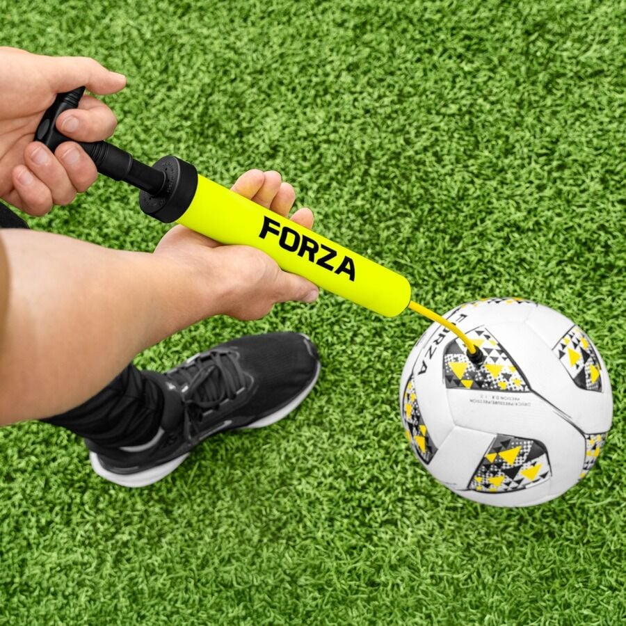 משאבת יד לניפוח לכדורים FORZA Football Ball Pump And Needle